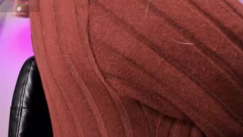 Snapshot of victoria_qq chatting on 10.24.25 D A N I online show from 10.24.25