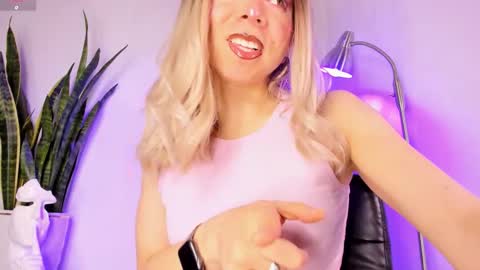 Snapshot of victoria_qq chatting on 10.27.25 D A N I online show from 10.27.25