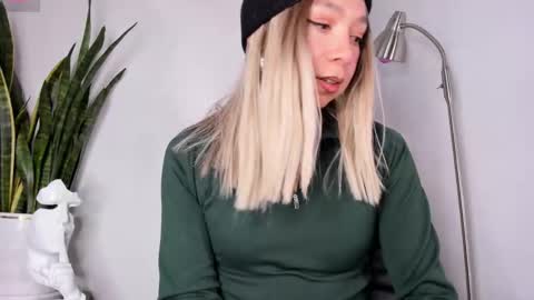 Snapshot of victoria_qq chatting on 10.28.25 D A N I online show from 10.28.25