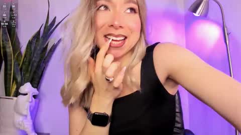 Snapshot of victoria_qq chatting on 11.02.25 D A N I online show from 11.02.25