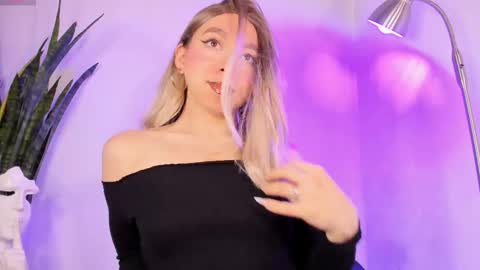 Snapshot of victoria_qq chatting on 11.04.25 D A N I online show from 11.04.25