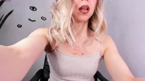 Snapshot of victoria_qq chatting on 11.11.25 D A N I online show from 11.11.25