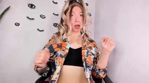 Snapshot of victoria_qq chatting on 11.13.25 D A N I online show from 11.13.25