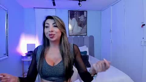 Snapshot of victoria_romanee chatting on 03.04.25 Monica online show from 03.04.25