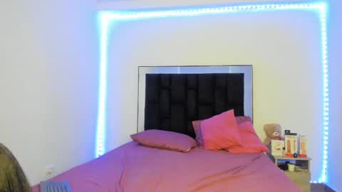 Snapshot of victoriacolin chatting on 03.12.25 VICTORIA online show from 03.12.25