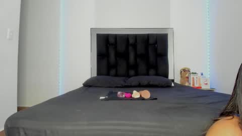 Snapshot of victoriacolin chatting on 11.12.25 VICTORIA online show from 11.12.25