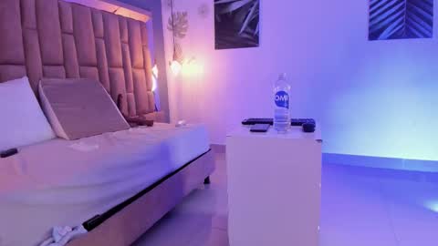 Snapshot of victoriaroyce1 chatting on 09.19.25 Victoria online show from 09.19.25