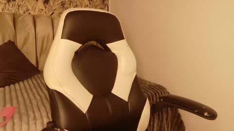 Snapshot of victoriau chatting on 11.04.25 Victoria online show from 11.04.25