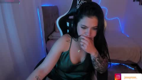 V  I C  T O R I A  online show from 10.21.25