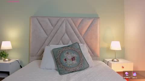 Snapshot of viictoria_becker chatting on 09.11.25 Victoria online show from 09.11.25