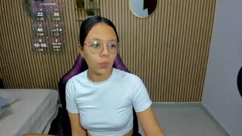 Snapshot of viiolet__moon chatting on 06.15.26 Violet online show from 06.15.26