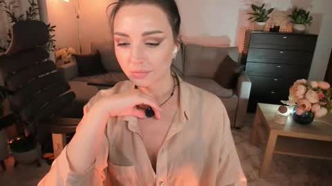 Snapshot of vikibellson chatting on 10.03.25 Viki Bellson online show from 10.03.25