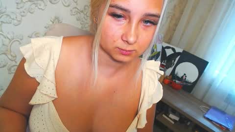 Snapshot of vikiwaitingforyou chatting on 10.15.25 Vitoria online show from 10.15.25