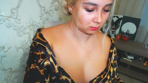 Snapshot of vikiwaitingforyou chatting on 11.12.25 Vitoria online show from 11.12.25