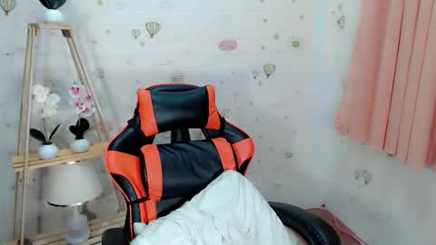 vikkylustfull online show from 10.25.25