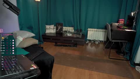 Snapshot of viktor_secret chatting on 10.19.25 fansly VITEKsecret online show from 10.19.25