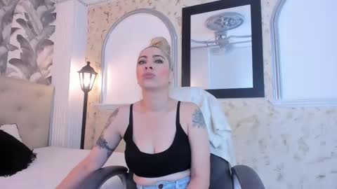 Snapshot of viktoria_davis_ chatting on 01.07.25 Viktoria online show from 01.07.25