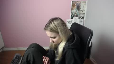 Snapshot of viktoria_lovely chatting on 12.27.24 viktoria_lovely online show from 12.27.24