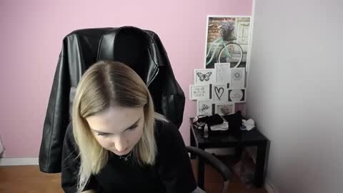 Snapshot of viktoria_lovely chatting on 10.22.25 viktoria_lovely online show from 10.22.25