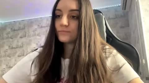 Snapshot of vinascarce chatting on 08.04.26 Ellie online show from 08.04.26