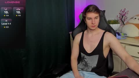 Snapshot of vincent__strong chatting on 10.01.25 Vincent Strong online show from 10.01.25