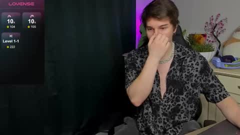 Snapshot of vincent__strong chatting on 10.13.25 Vincent Strong online show from 10.13.25