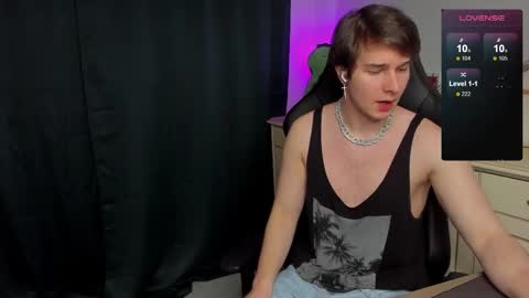 Snapshot of vincent__strong chatting on 10.18.25 Vincent Strong online show from 10.18.25