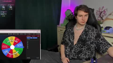 Snapshot of vincent__strong chatting on 10.19.25 Vincent Strong online show from 10.19.25