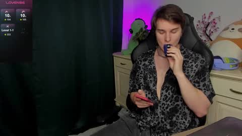 Snapshot of vincent__strong chatting on 10.26.25 Vincent Strong online show from 10.26.25