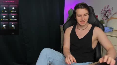 Snapshot of vincent__strong chatting on 11.02.25 Vincent Strong online show from 11.02.25