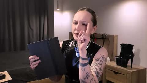 Snapshot of vinylstore chatting on 01.31.26 Diva Silvia online show from 01.31.26