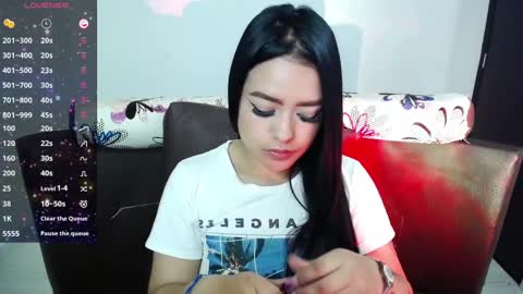 Snapshot of vio_let_ chatting on 03.11.25 Daniela online show from 03.11.25