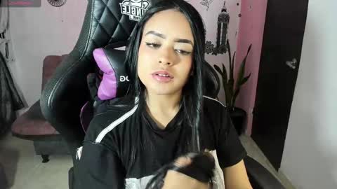 Snapshot of vio_let_ chatting on 09.24.25 Daniela online show from 09.24.25