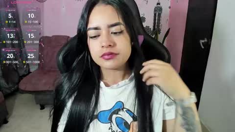 Snapshot of vio_let_ chatting on 10.27.25 Daniela online show from 10.27.25