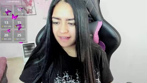 Snapshot of vio_let_ chatting on 11.04.25 Daniela online show from 11.04.25