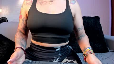 Snapshot of violeet_scott chatting on 01.07.25 Violett Everyday From 0530 to 1430 Col Time online show from 01.07.25