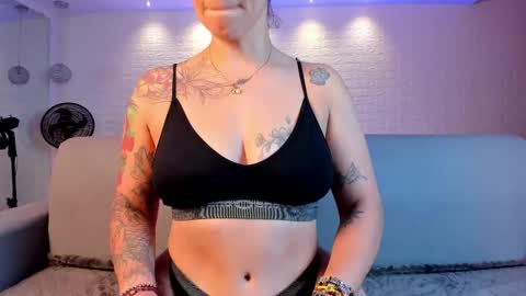 Snapshot of violeet_scott chatting on 02.10.25 Violett Everyday From 0530 to 1430 Col Time online show from 02.10.25