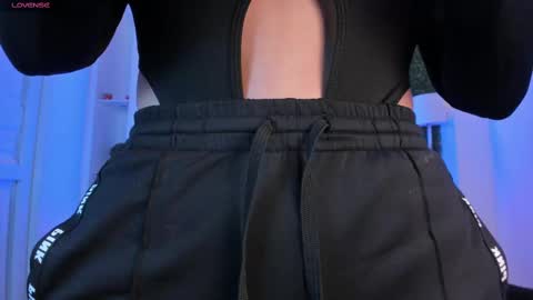 Snapshot of violeet_scott chatting on 09.11.25 Violett Everyday From 0530 to 1430 Col Time online show from 09.11.25