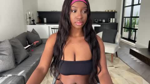 Snapshot of violet6xft chatting on 05.08.26 Fantasy Black Girl online show from 05.08.26