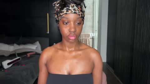 Snapshot of violet6xft chatting on 05.12.26 Fantasy Black Girl online show from 05.12.26