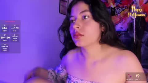 Snapshot of violet_blaze chatting on 11.01.25 online show from 11.01.25