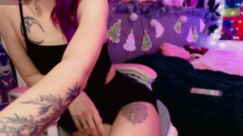 Snapshot of violet_noir_ chatting on 12.25.24 Deya online show from 12.25.24