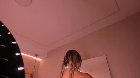 Snapshot of violeta_abel chatting on 10.08.25 Violeta online show from 10.08.25