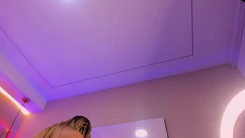 Snapshot of violeta_abel chatting on 10.29.25 Violeta online show from 10.29.25