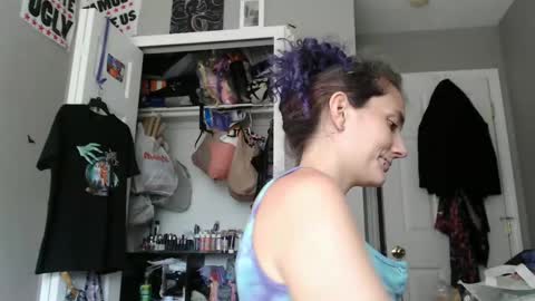Violet Hooper online show from 09.18.25