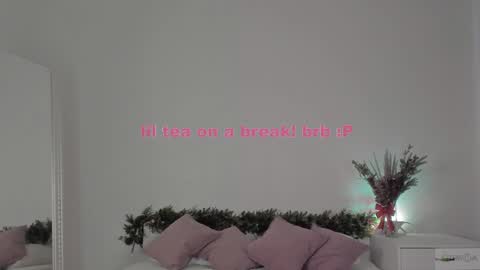 Snapshot of violetta_finch chatting on 01.27.25 violetta_finch online show from 01.27.25