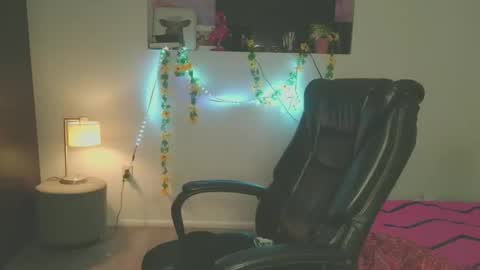 Snapshot of violettacam69 chatting on 02.05.25 violettacam69 online show from 02.05.25