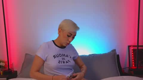 Snapshot of violettgrey_ chatting on 02.13.25 Violet online show from 02.13.25