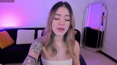 Snapshot of violetthansson chatting on 10.11.25 Violett online show from 10.11.25