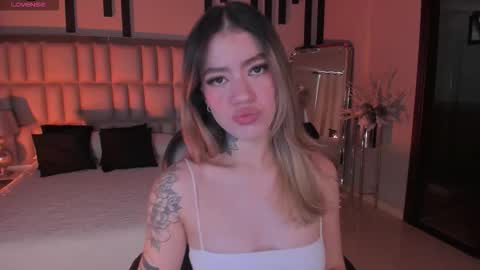 Snapshot of violetthansson chatting on 11.05.25 Violett online show from 11.05.25